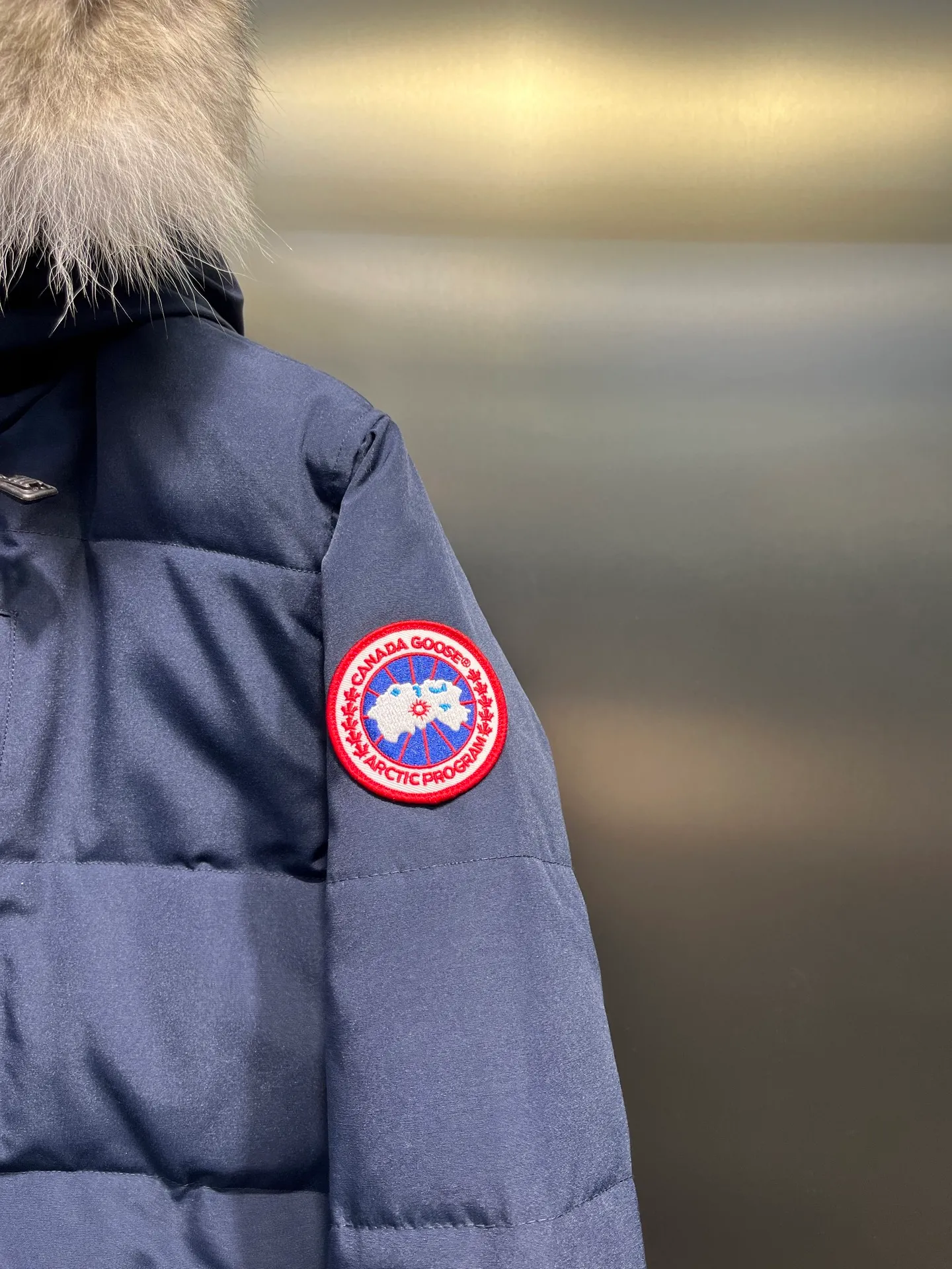 P860 Canada Goose 14 models Canada Goose🌟 Natural Siberian coyote fur collar, the delicate and strong feel, is the sense of life that comes from the erosion of natural wind and frost! Authentic version! All the details are in place! The fabric is made of high-density nano-level waterproof fabric, which is windproof and wear-resistant, and has a certain thickness! The down is 90% national standard white duck down, which can be taken for testing. It uses an imported down flushing machine for accurate down flushing! The grams are guaranteed to be the same. It will not be like the hand racing in small workshops, resulting in more velvet here and less velvet there. The zipper is the YKK brand used by Canada Goose! Smooth and comfortable on both sides! In order to prevent cold wind from pouring in, a double closure design is adopted. On the premise of the traditional zipper fly, a secondary closure with large military buttons is used to bring better warmth retention effect. It retains the classic hooded design and uses super large luxurious wolf fur to protect against wind and cold! The fur collar is removable! It doesn’t matter how low the temperature is this winter, a big goose suit is enough. I’ll give you the wind and temperature!  Size: s-xxl